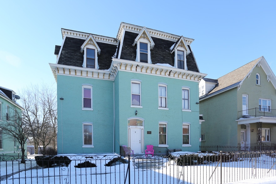 118-126 Cottage St, Buffalo, NY for sale - Primary Photo - Image 1 of 14