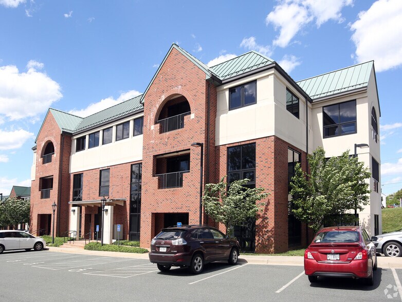 941 Glenwood Station Ln, Charlottesville, VA à louer - Photo principale - Image 1 de 2