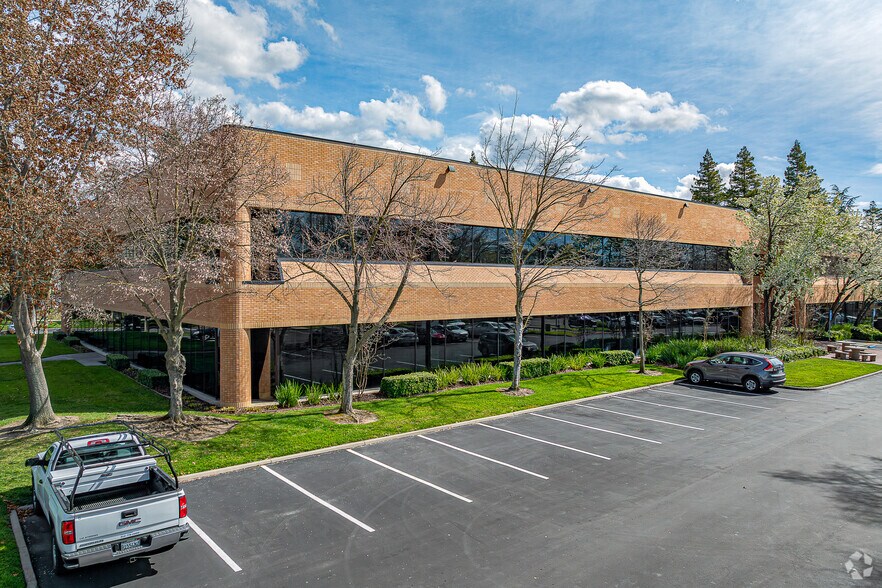1300 National Dr, Sacramento, CA à louer - Photo du bâtiment - Image 1 de 12