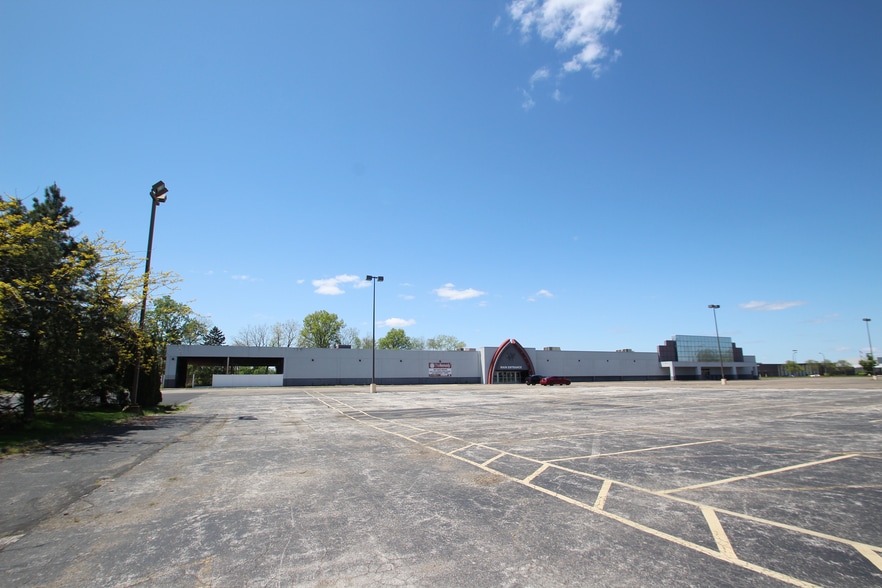 1700-1730 Brittain Rd, Akron, OH for lease - Building Photo - Image 3 of 10
