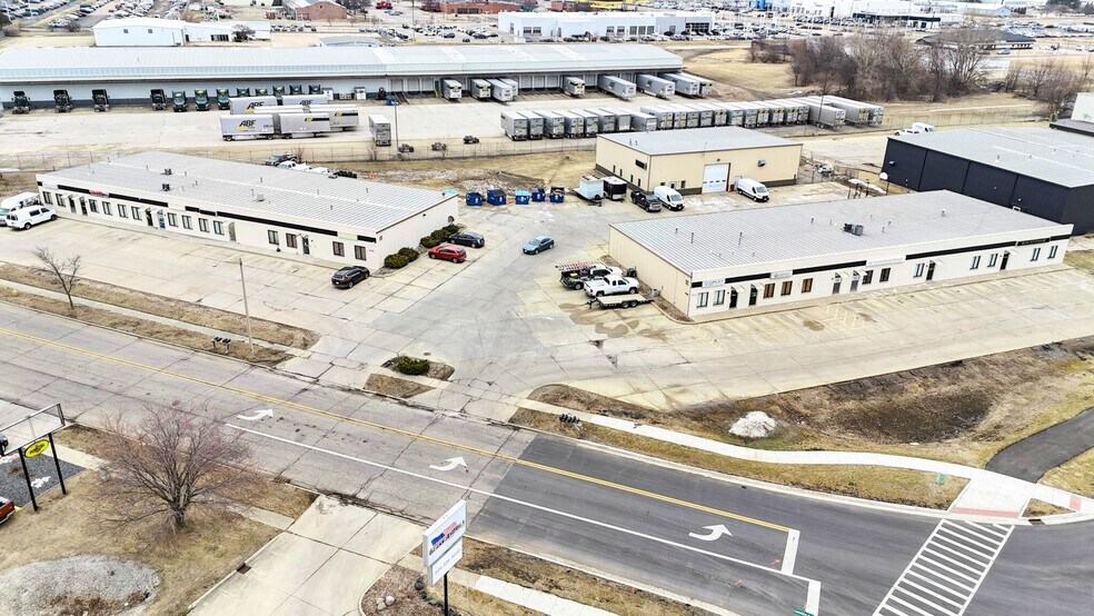 1624/1628/1630 Commerce Parkway portefeuille de 3 propriétés à vendre sur LoopNet.ca - Photo principale - Image 1 de 17