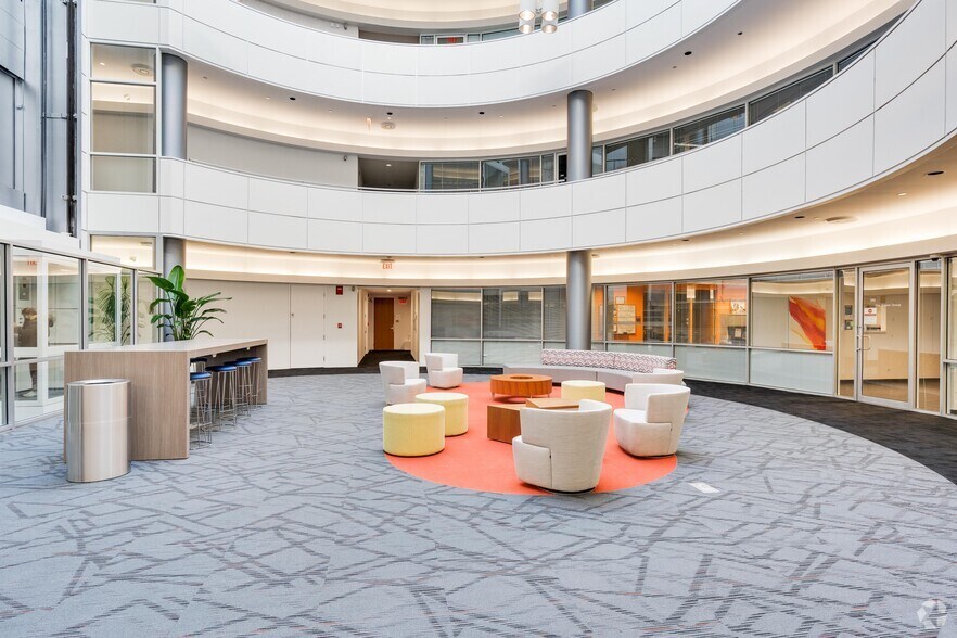 2 Transam Plaza Dr, Oakbrook Terrace, IL à louer - Hall d’entrée - Image 3 de 13