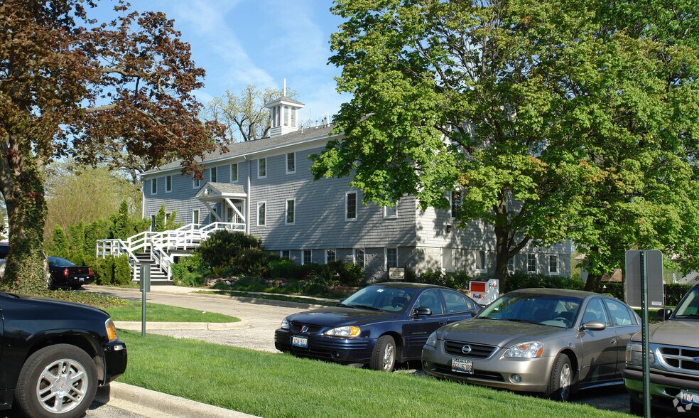 475 River Bend Rd, Naperville, IL à louer - Photo du bâtiment - Image 3 de 10