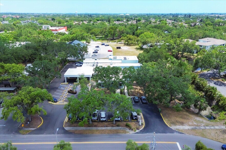 6215 21st Ave, Bradenton, FL à vendre - Photo du bâtiment - Image 3 de 16