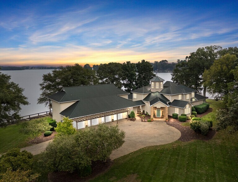1890 Yacht Club Dr, Denver, NC for sale - Primary Photo - Image 1 of 3