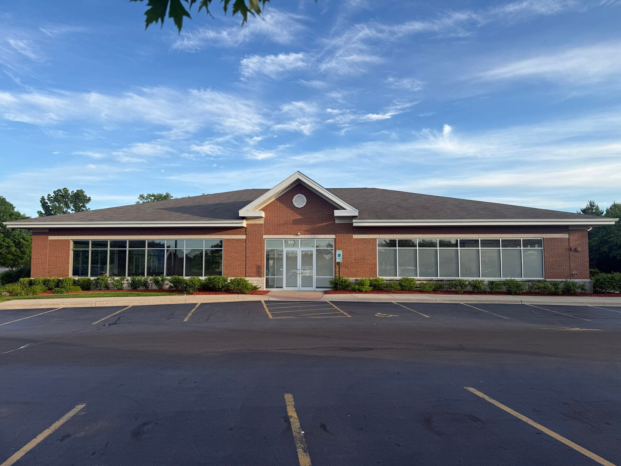 900 S Milwaukee Ave, Vernon Hills, IL à louer Photo du bâtiment- Image 1 de 16