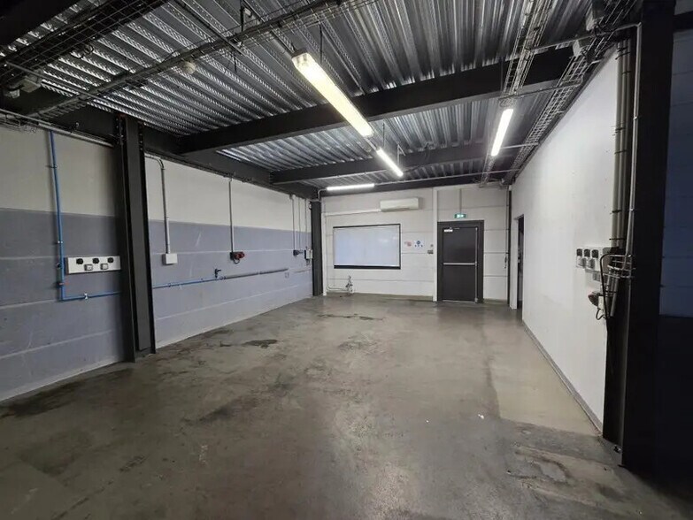 Industrial in Nîmes for lease - Interior Photo - Image 2 of 23