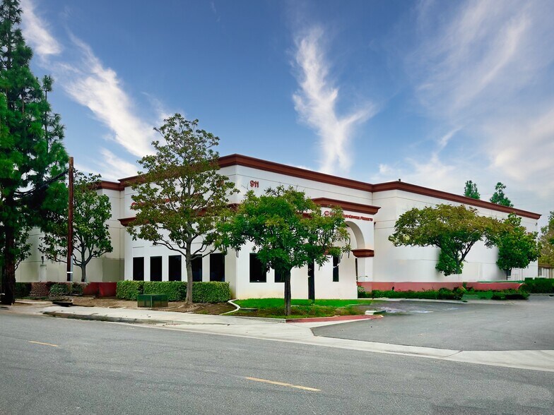 911 Poinsettia St, Santa Ana, CA à vendre - Photo du bâtiment - Image 2 de 7