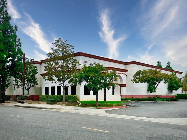 More details for 911 Poinsettia St, Santa Ana, CA - Industrial for Sale
