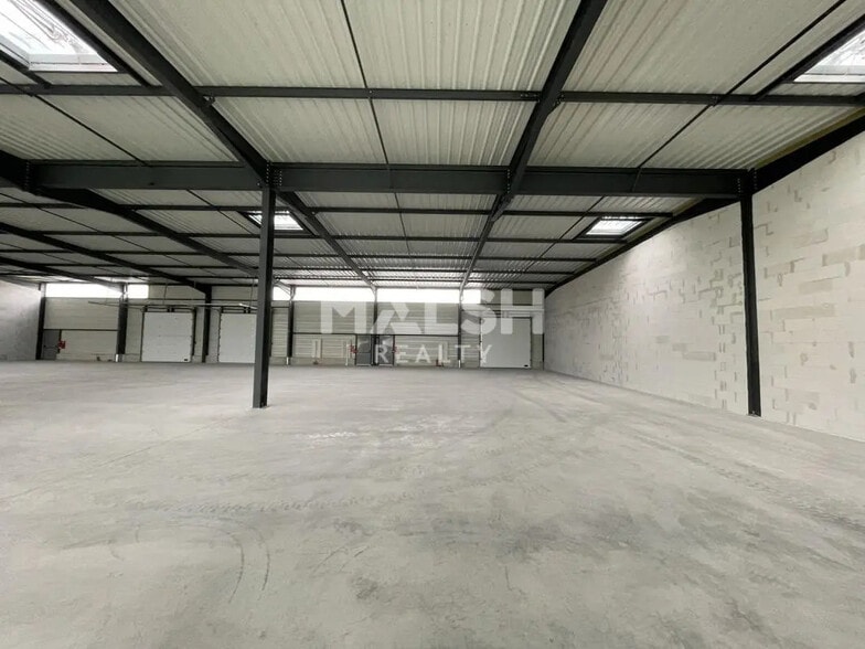 Flex in Neulise for lease - Interior Photo - Image 3 of 11