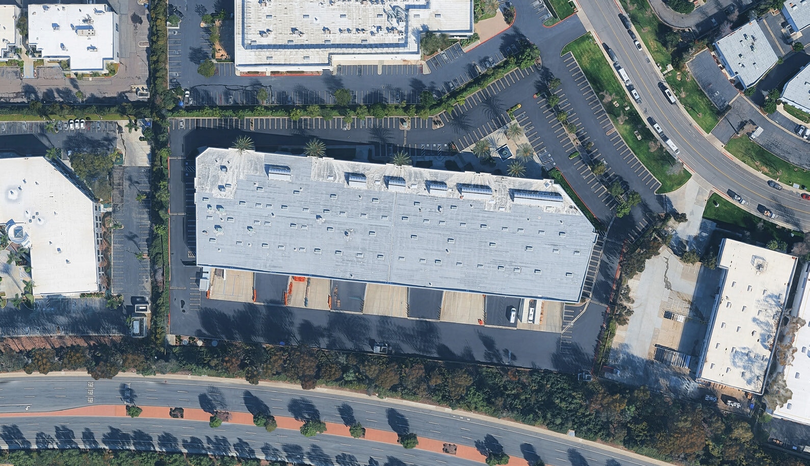 2777 Loker Ave W, Carlsbad, CA à louer Photo du bâtiment- Image 1 de 2