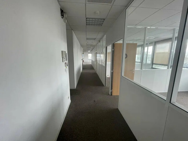 Bureau dans CHAMPAGNE-AU-MONT-D'OR à louer - Photo intérieure - Image 2 de 12