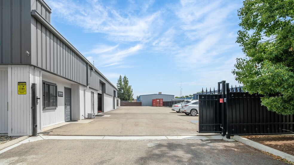 5470 E Lamona Ave, Fresno, CA à vendre - Photo du bâtiment - Image 2 de 16