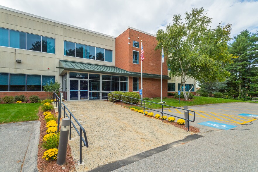 205 Lowell St, Wilmington, MA à louer - Photo du bâtiment - Image 1 de 5