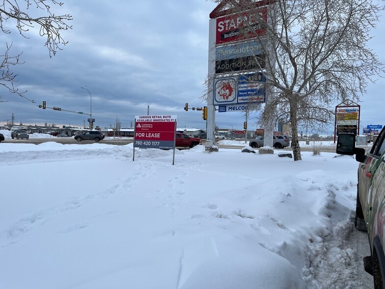 100 Ave, Grande Prairie, AB à louer - Photo du bâtiment - Image 3 de 24