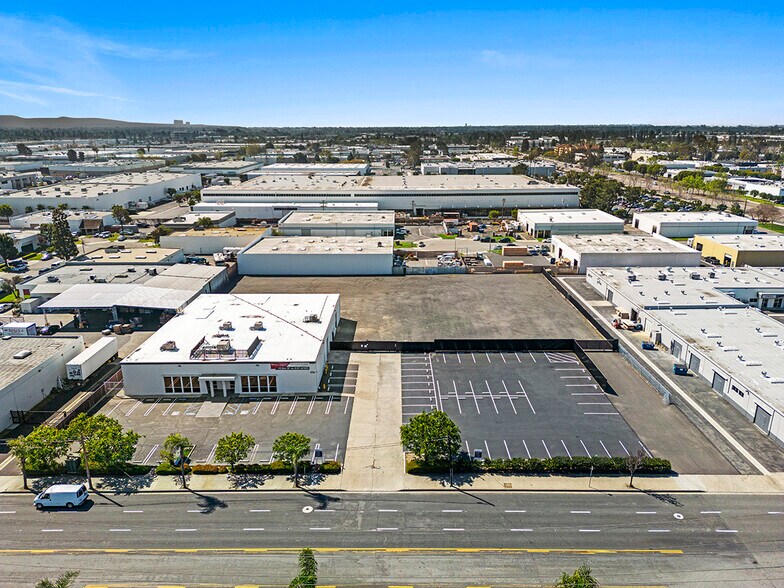 3700 W Warner Ave, Santa Ana, CA à louer - Photo du bâtiment - Image 2 de 19