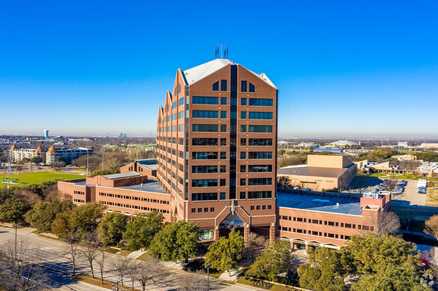 14131 Midway Rd, Addison, TX à louer - Photo du bâtiment - Image 2 de 30