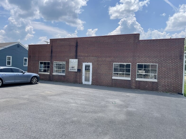 607 E Pike St, Jackson Center, OH for lease - Primary Photo - Image 1 of 7