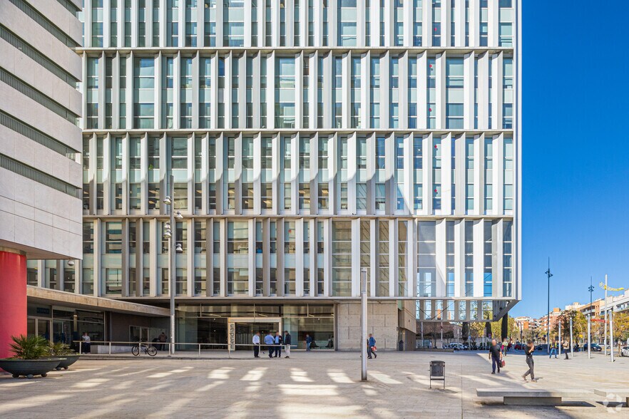 Avinguda De Rio de Janeiro, 56-58, Barcelone, Barcelona à louer - Photo du bâtiment - Image 3 de 8