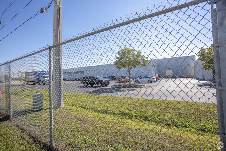 2996 Hanson St, Fort Myers, FL for lease - Building Photo - Image 3 of 4