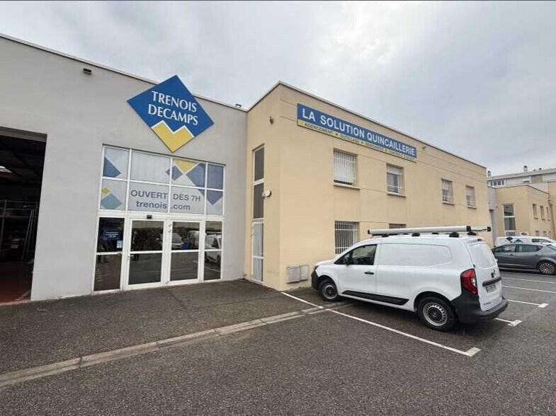 Flex in Lyon for lease - Building Photo - Image 1 of 12