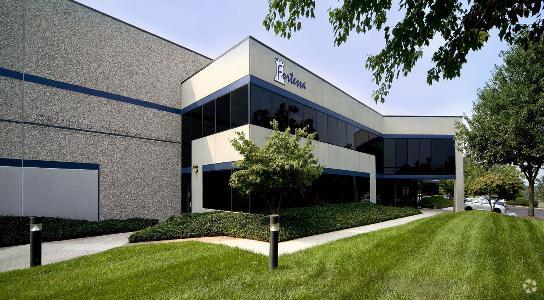 22601 Davis Dr, Sterling, VA à louer - Photo du bâtiment - Image 1 de 4