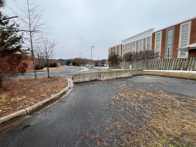 4904 Southpoint Pky, Fredericksburg, VA à louer - Photo du bâtiment - Image 3 de 13