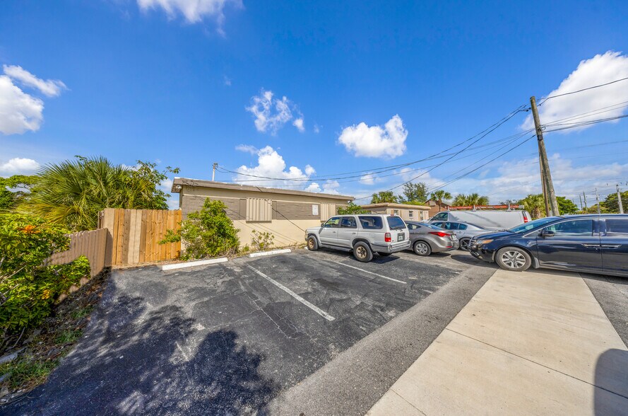 223 SW 5th Ct, Deerfield Beach, FL à vendre - Photo du bâtiment - Image 2 de 28