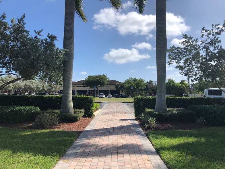 222 Yamato Rd, Boca Raton, FL à louer - Photo du bâtiment - Image 3 de 6