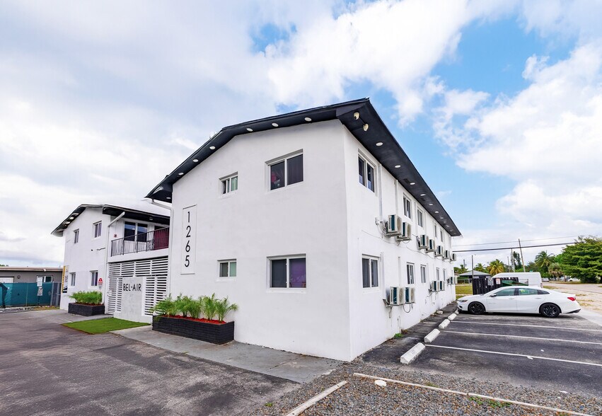 1265 Sharazad Blvd, Opa Locka, FL à vendre - Photo du bâtiment - Image 3 de 18