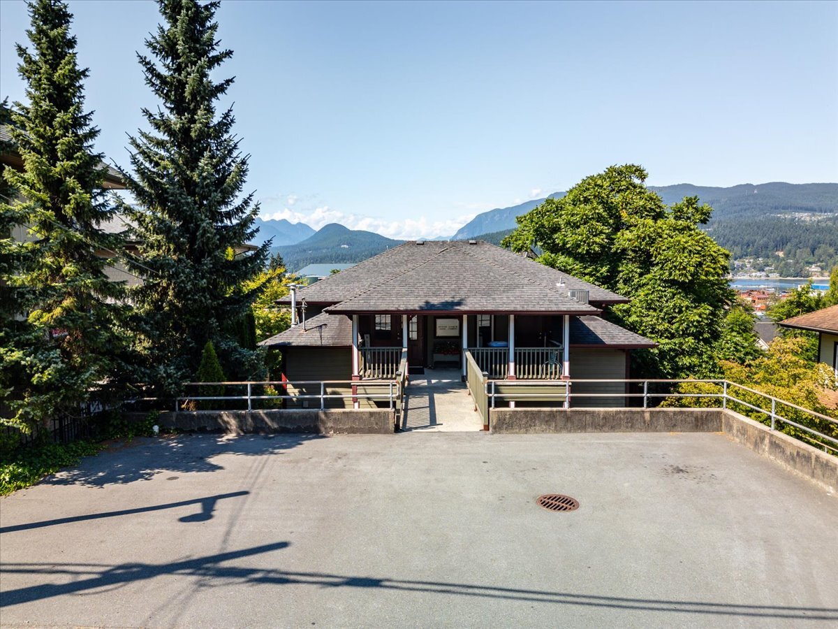 2325 St Johns St, Port Moody, BC à vendre Photo du bâtiment- Image 1 de 1