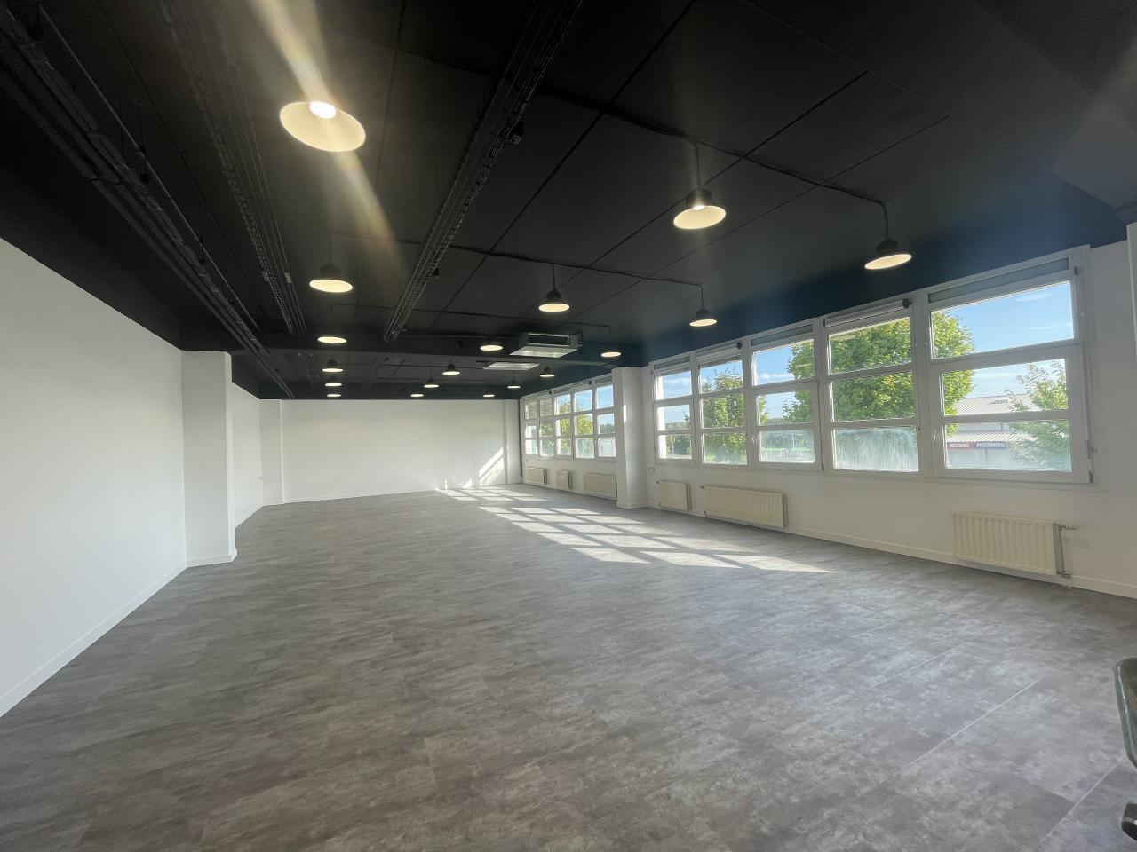 Office in Goussainville for lease Interior Photo- Image 1 of 10