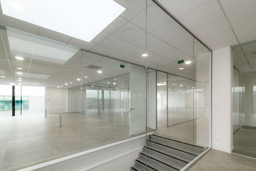 Industrial in Le Mesnil-Amelot for lease - Interior Photo - Image 2 of 6