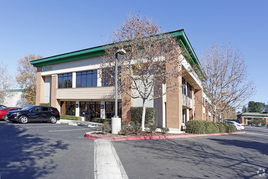 5304 Derry Ave, Agoura Hills, CA à louer - Photo du bâtiment - Image 3 de 4