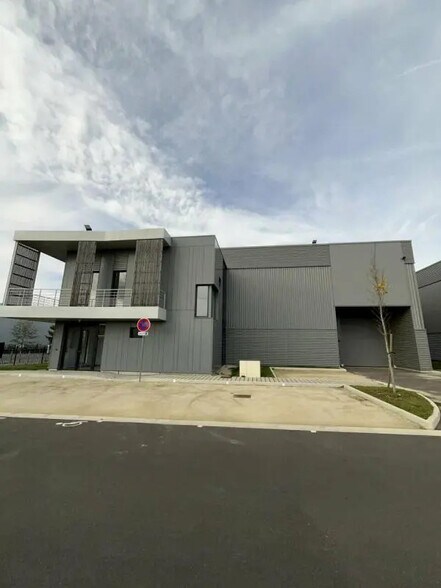 Flex in Chanteloup-en-Brie for sale - Building Photo - Image 1 of 11