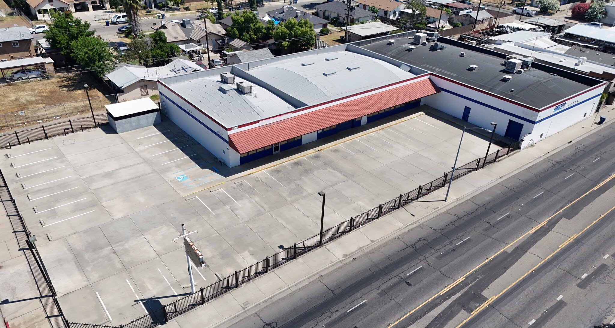 3515 E Tulare St, Fresno, CA à louer Photo du bâtiment- Image 1 de 4