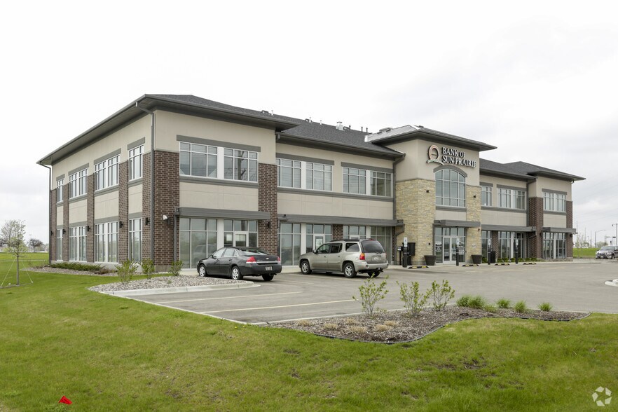 695 S Grand Ave, Sun Prairie, WI à louer - Photo du bâtiment - Image 3 de 5