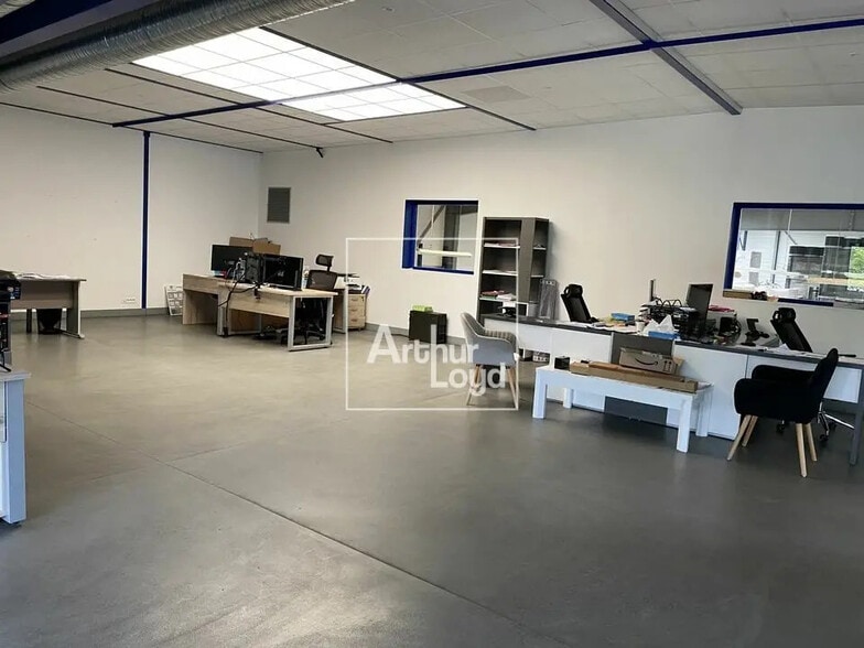 Office in Grigny for lease - Interior Photo - Image 3 of 5