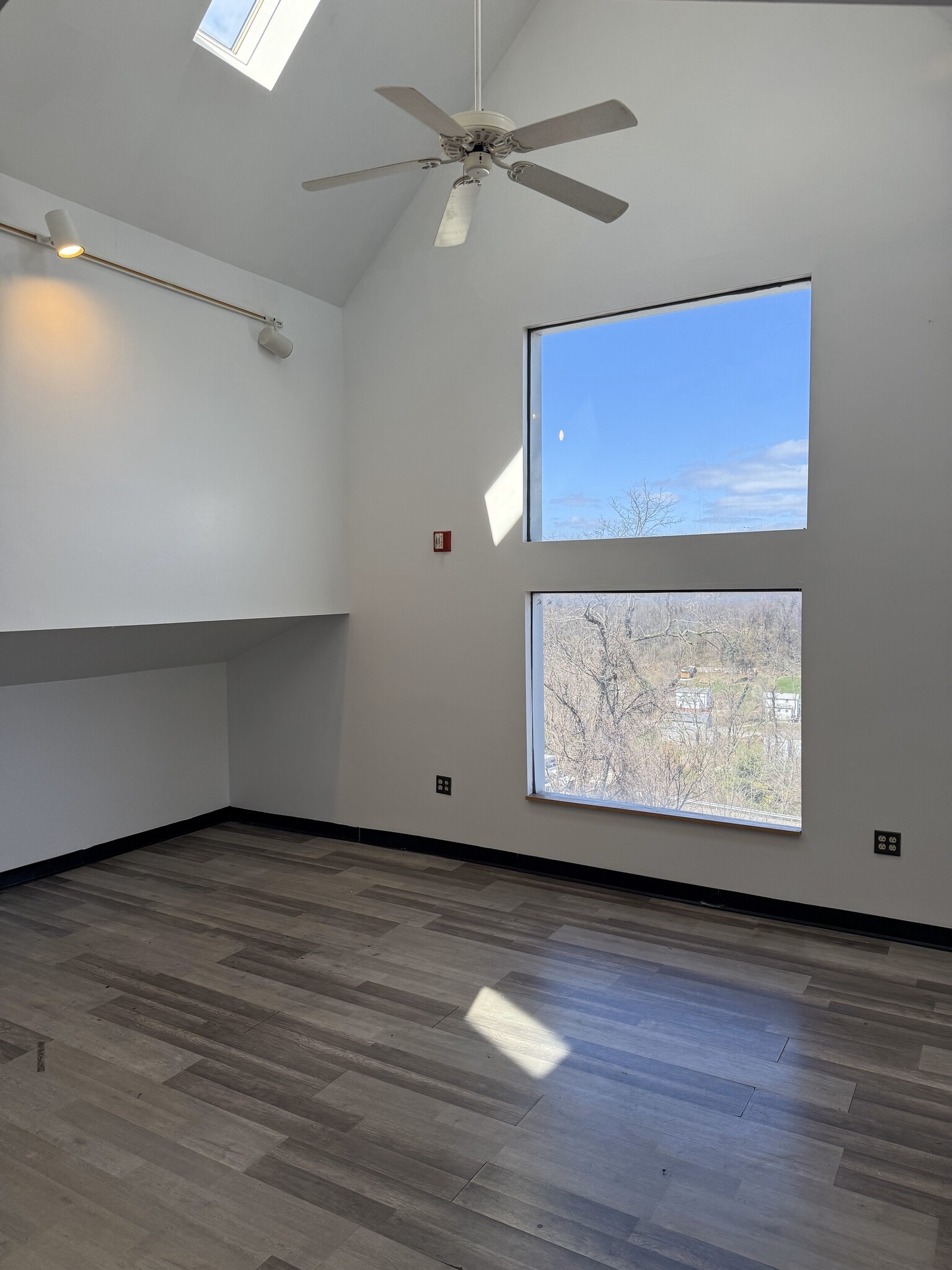 5390 Steubenville Pike, McKees Rocks, PA for lease Interior Photo- Image 1 of 2