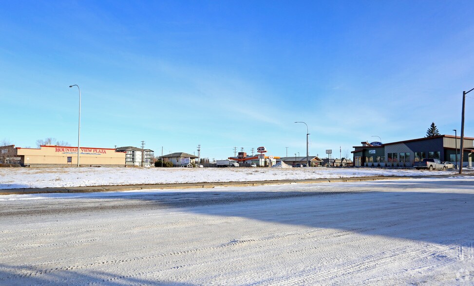 6116 46th St, Olds, AB à vendre - Photo principale - Image 1 de 1