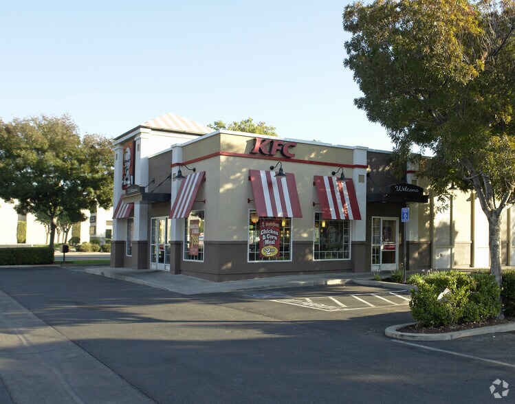 4175 W Shaw Ave, Fresno, CA à louer - Photo du bâtiment - Image 2 de 3
