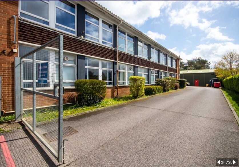 Povey Cross Rd, Horley à vendre - Photo du bâtiment - Image 2 de 20