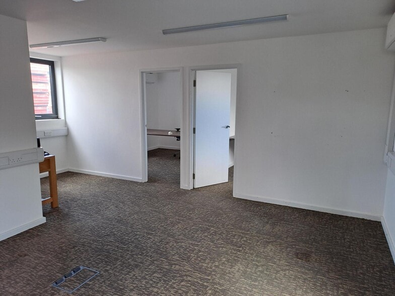30 Burrowfield, Welwyn Garden City for lease - Building Photo - Image 3 of 9