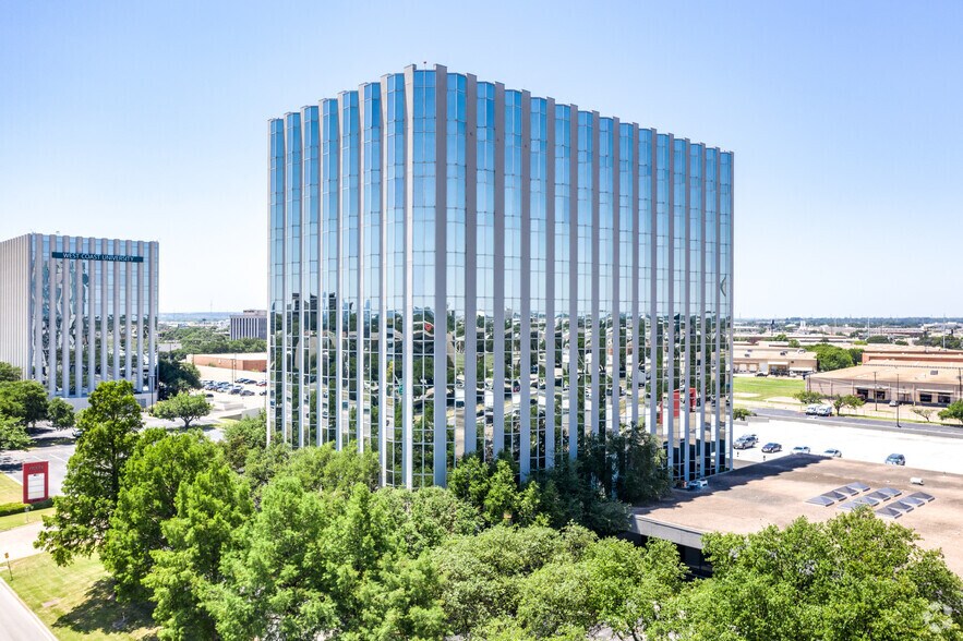 8585 N Stemmons Fwy, Dallas, TX à vendre - Photo du bâtiment - Image 2 de 16