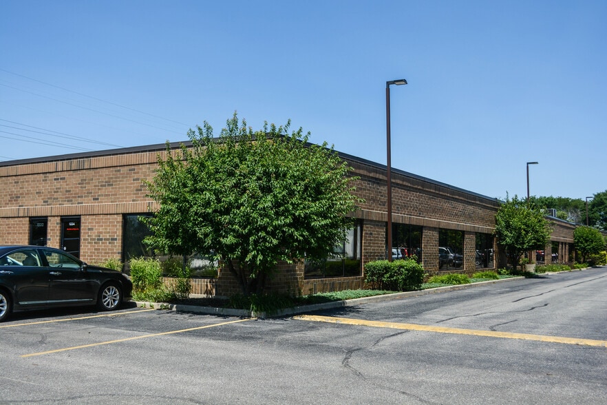 1200-1228 Allanson Rd, Mundelein, IL for sale - Building Photo - Image 3 of 12