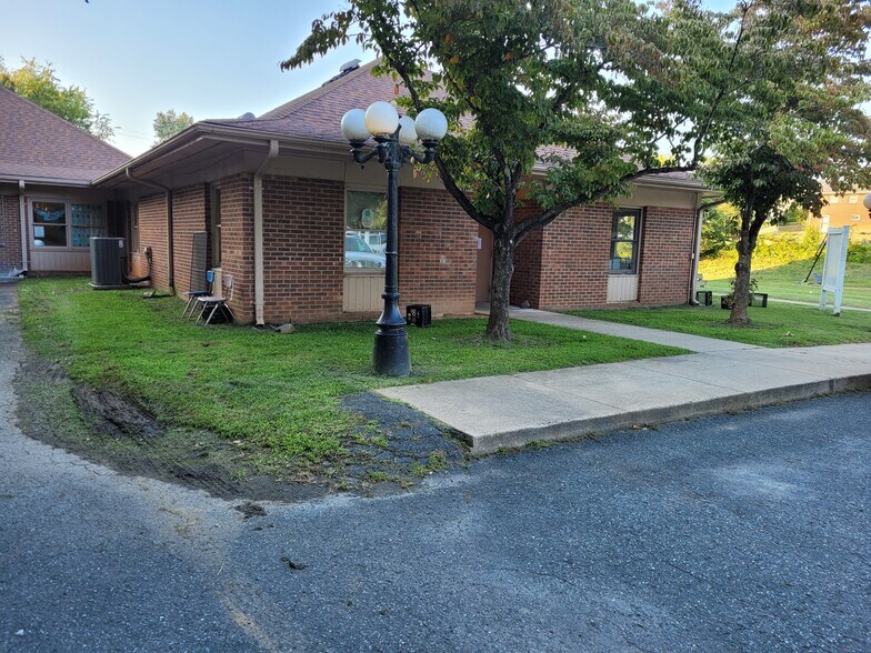 130 Williamson Ave, Mount Airy, NC à vendre - Photo du bâtiment - Image 2 de 31