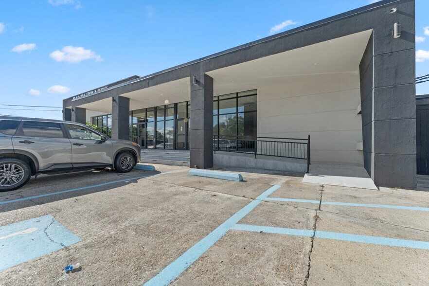 8482 Perkins Rd, Baton Rouge, LA à louer - Photo du bâtiment - Image 2 de 17