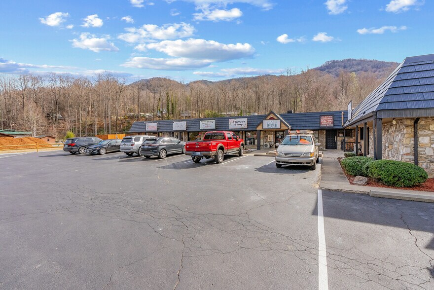 2487 Soco Rd, Maggie Valley, NC à louer - Photo du bâtiment - Image 3 de 6