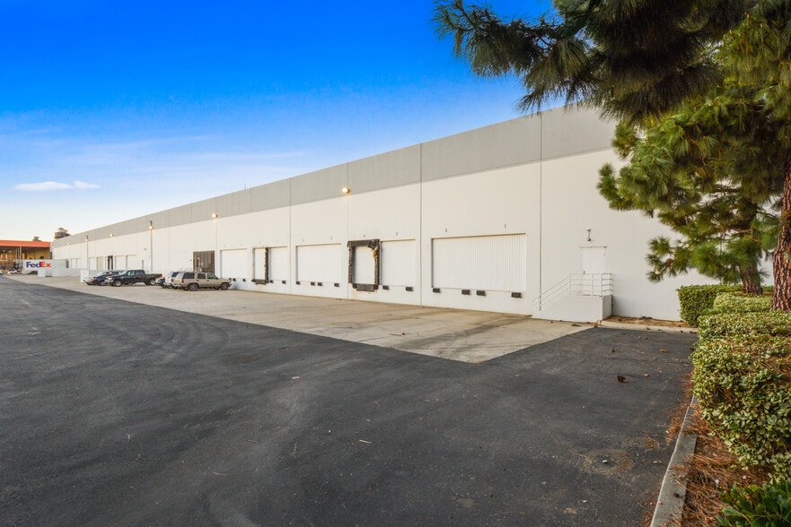 2100 E Valencia Dr, Fullerton, CA à louer - Photo du bâtiment - Image 2 de 8