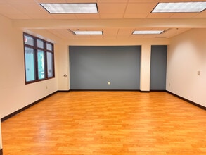 377 W River Woods Pky, Milwaukee, WI à louer Photo intérieure- Image 2 de 5